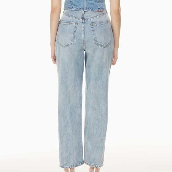 Denim —
The Joni High Rise Loose
Super high-waisted loose jeans - Picture 4 of 6